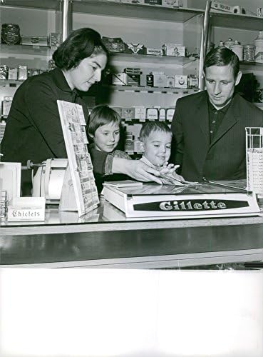 Vintage fotó Család négy manning a raktárba, 1963