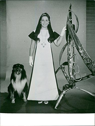 Vintage fotó Marielle Goitschel áll egy kutya.