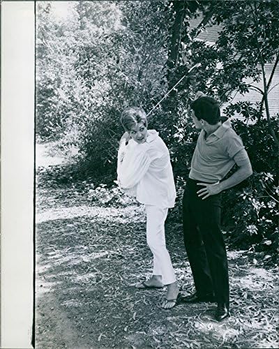 Vintage fotó Frankie Avalon nézi Kay Diebel hinta a golf klub. 1963.