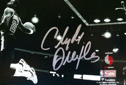 Clyde Drexler Dedikált Portland Trail Blazers 8x10 B/W Dunk Fotó - SZÖVETSÉG W - Dedikált NBA-Fotók